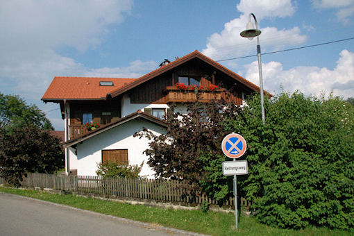 Die Außenansicht zeigt gleich die Änderungen am Dach und die Installation eines Balkons