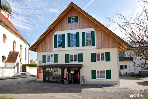 Die neue Fassadengestaltung mit den Geschäftsräumen nach der Sanierung 