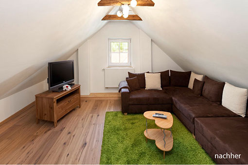 Das ausgebaute Dachgeschoss bietet nun Platz für ein modernes Wohnzimmer