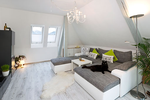 Das neue moderne Wohnzimmer nach der Renovierung