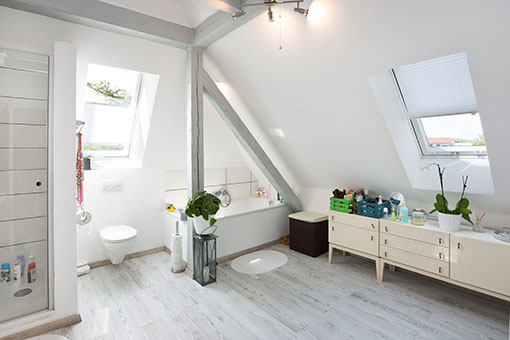 Das neue Badezimmer, pfiffige Idee die Badewanne in die Dachbalken zu integrieren