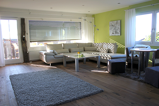 Das neue helle moderne Wohnzimmer