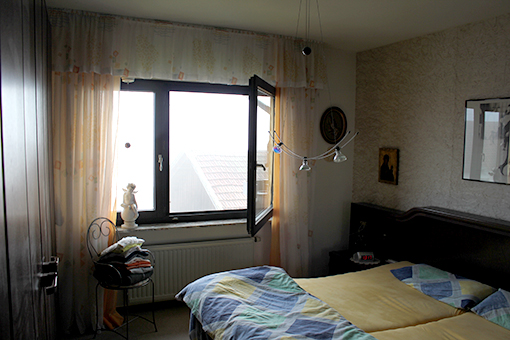Das Schlafzimmer ist renovierungsbedürftig
