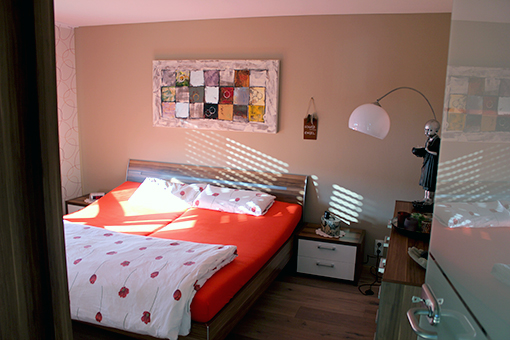 Das neugestaltete moderne Schlafzimmer mit Glastür