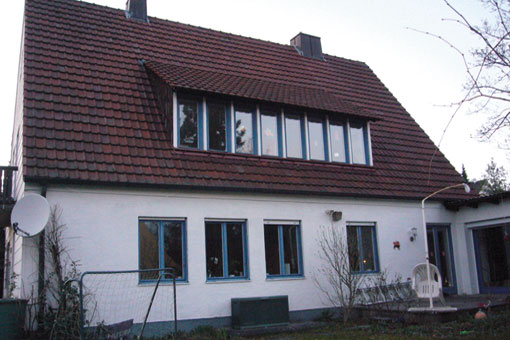 Die vorhandenen Fenster im Wohnzimmer sollen vergrößert werden und auch die Fassade erhält eine Sanierung