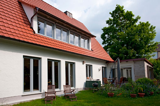 Die vorhanden Wohnzimmerfenster wurden durch bodentiefe Fenster ersetzt.