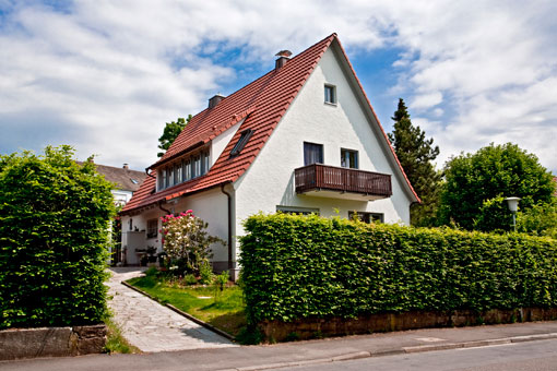 Eine Komplettsanierung des Dachs, der Fenster und der Fassade