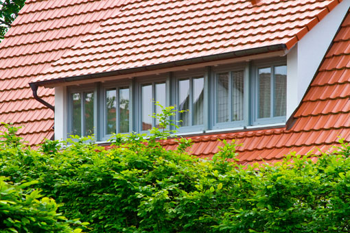 Das neue Dach fasst die Gauben in ein neues Gewand