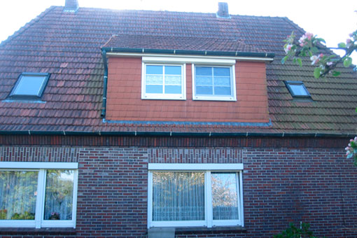 Die Rückansicht des alten Daches mit der großen Dachgaube