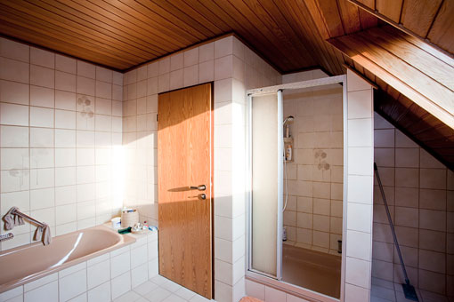 Das alte Badezimmer vor der Sanierung, das Raumkonzept war sehr verbaut
