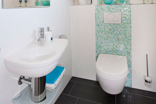 Auch das Gäste-WC strahlt jetzt im hellen modernen Design