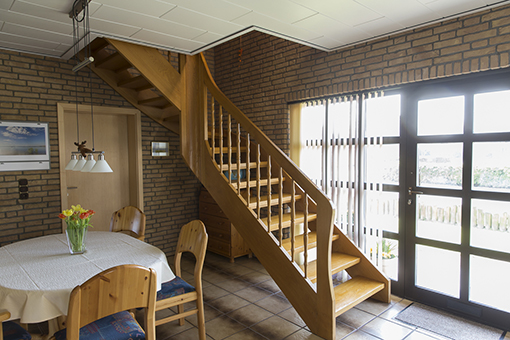 Die alte Holztreppe wirkt sehr massiv