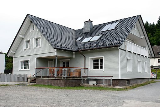 Die neu gestaltete Außenfassade und die klare Trennung von Arbeit und Wohnen nach der umfangreichen Sanierung
