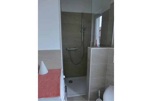 Nach der Modernisierung: Neue moderne bodentiefe Dusche