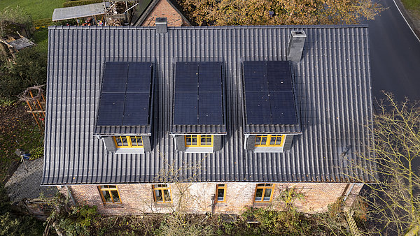 Altes Haus – Neues Dach: Nachhaltige Erneuerung mit Blick in die Zukunft
