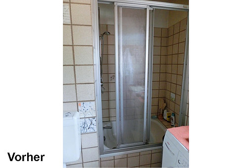Vor dem Umbau: Dunkle Dusche mit hoher Duschwanne