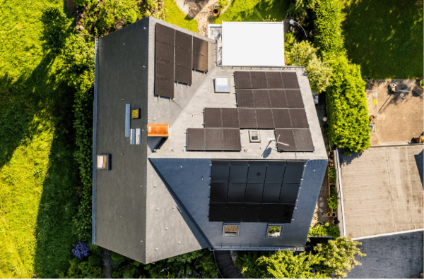 Energetische Dachsanierung mit Wärmepumpe und PV-Anlage – Alles aus einer Hand