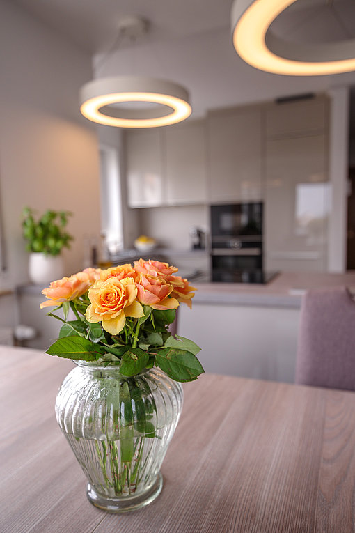 Detailansicht Blume, Küche, Küchenumbau, moderne Beleuchtung, Reiser Bau GmbH